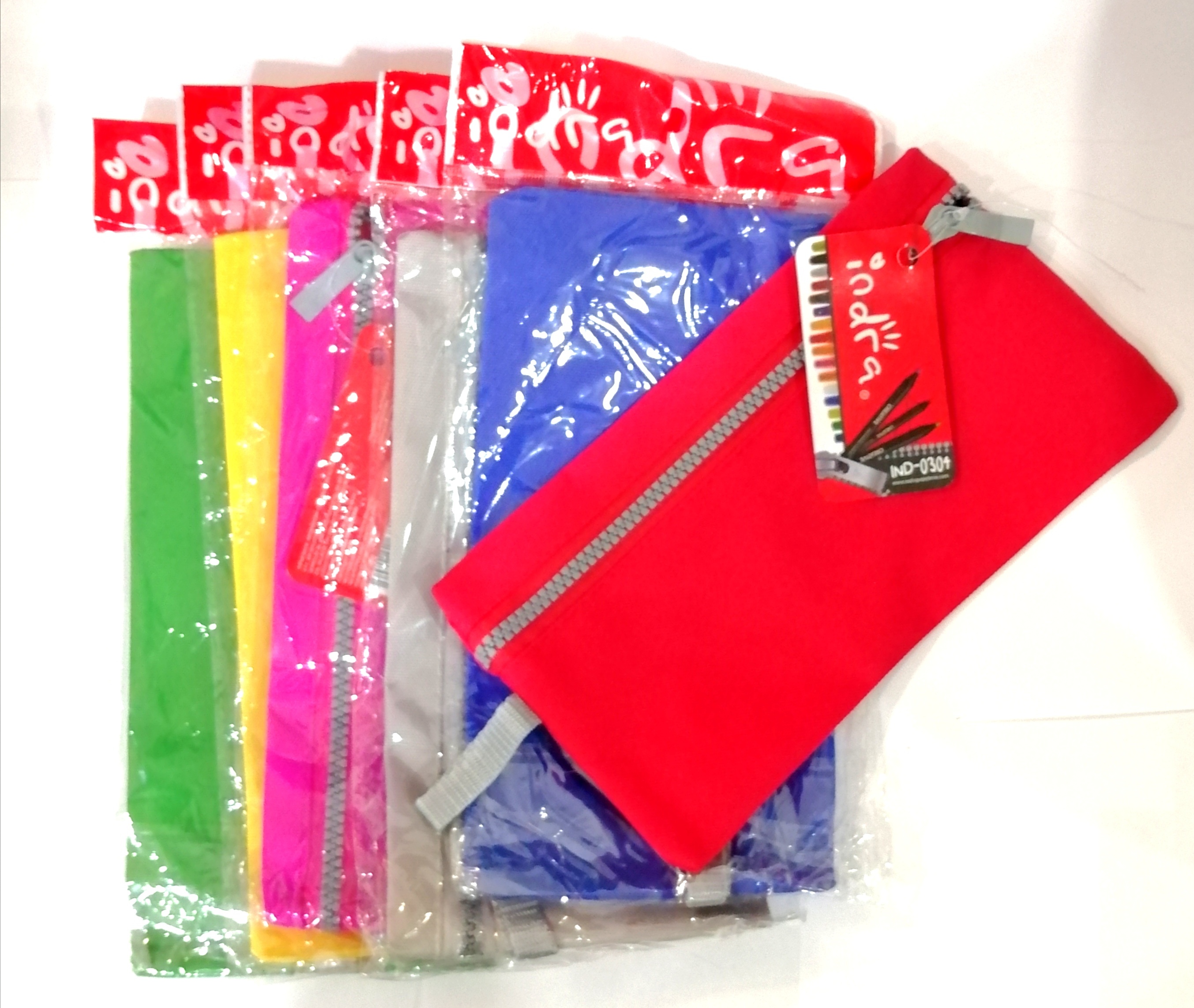 IND-0304LAPICERA LISA CON CIERRE MIDE 23X12 CMS 30041 $15.00 MÍNIMO 12 