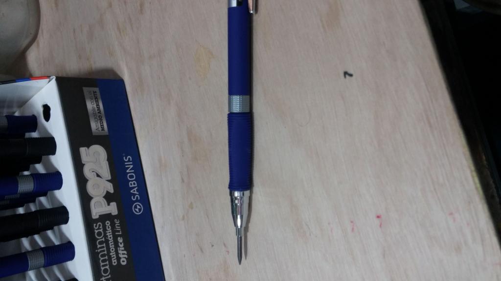 P925 CAJA 24 PORTAMINA LAPICERO METÁLICO EN 2 MM CON AFILADOR DE MINAS