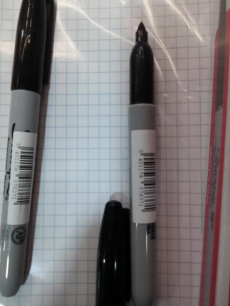 CAJA 12 MARCADOR SHARPIE DE UNA PUNTA MARCA PAPERMATE Y BEROL.