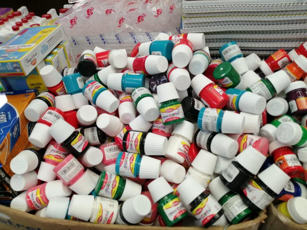 CAJA CON 10 PINTURA VINCI LAS 10 PINTURAS SON DEL MISMO COLOR.