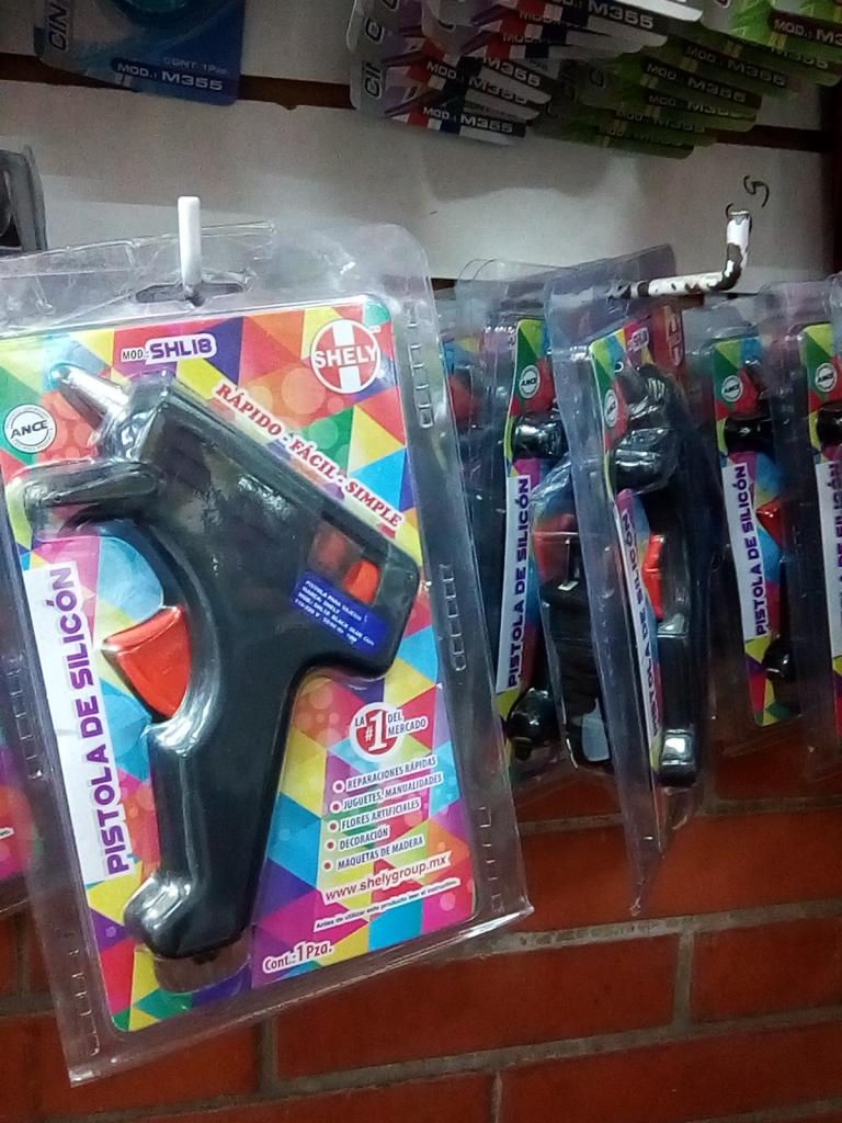 PISTOLA NEGRA PARA USAR SILICON DE B<RRA DELGADO MARCA SHELY