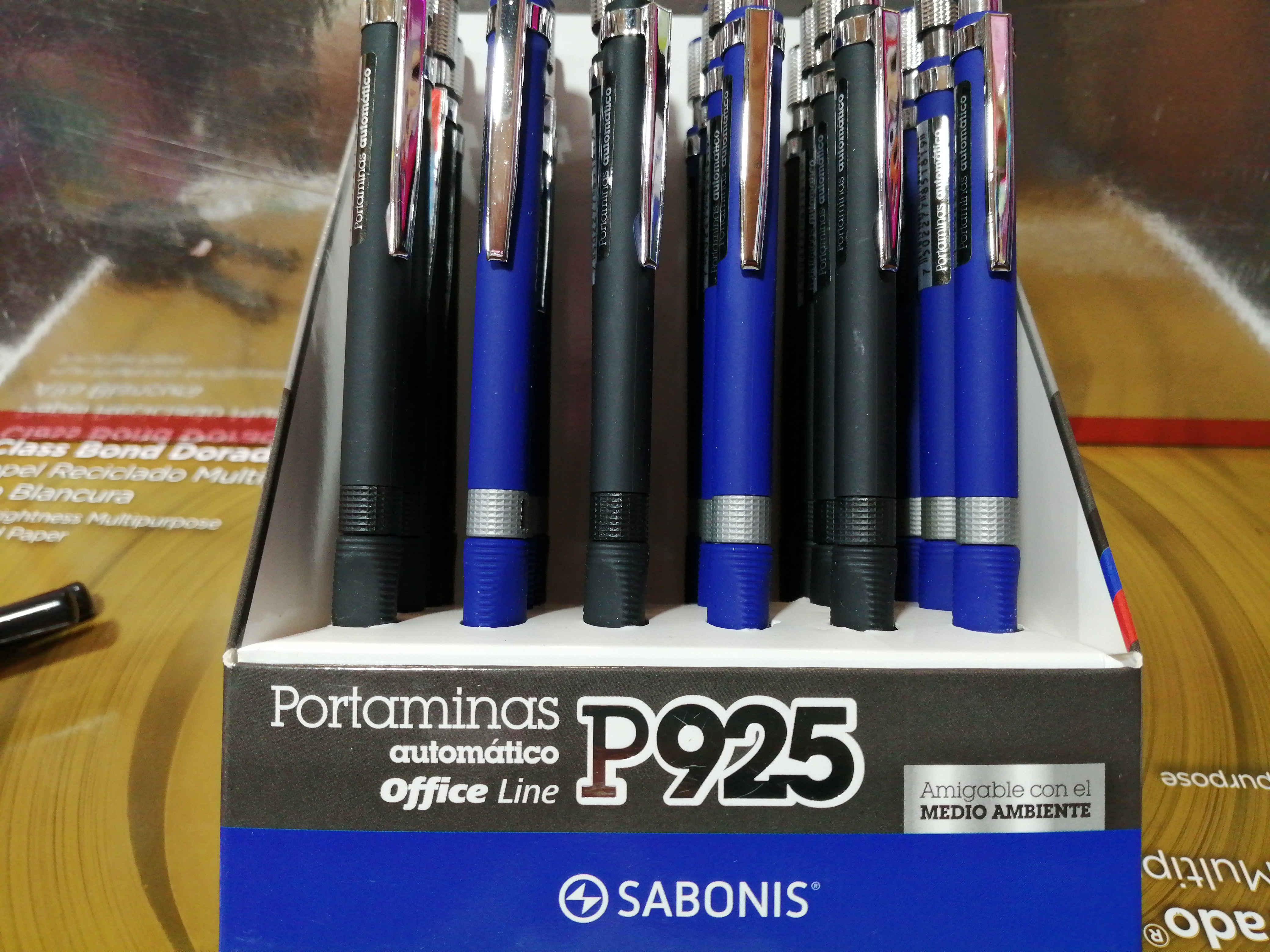 P925 CAJA 24 PORTAMINA LAPICERO METÁLICO EN 2 MM CON AFILADOR DE MINAS