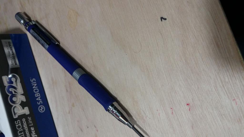 P925 CAJA 24 PORTAMINA LAPICERO METÁLICO EN 2 MM CON AFILADOR DE MINAS