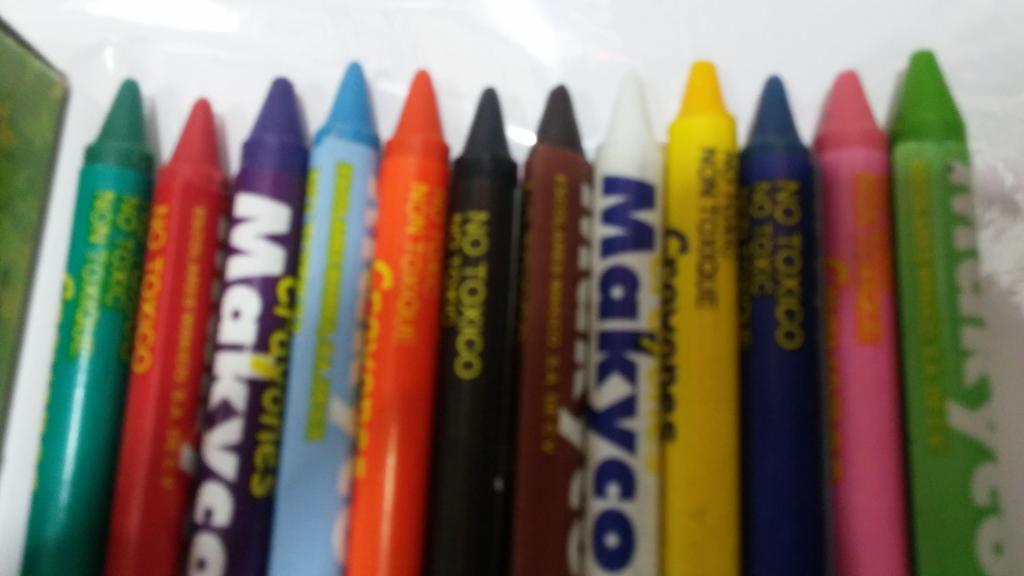 CAJA CON 12 CRÁYON DELGADO MAKYCO