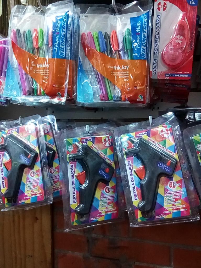 PISTOLA NEGRA PARA USAR SILICON DE B<RRA DELGADO MARCA SHELY