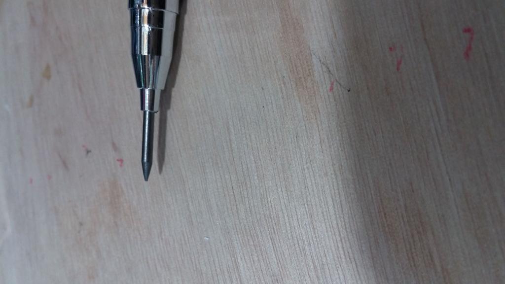 P925 CAJA 24 PORTAMINA LAPICERO METÁLICO EN 2 MM CON AFILADOR DE MINAS