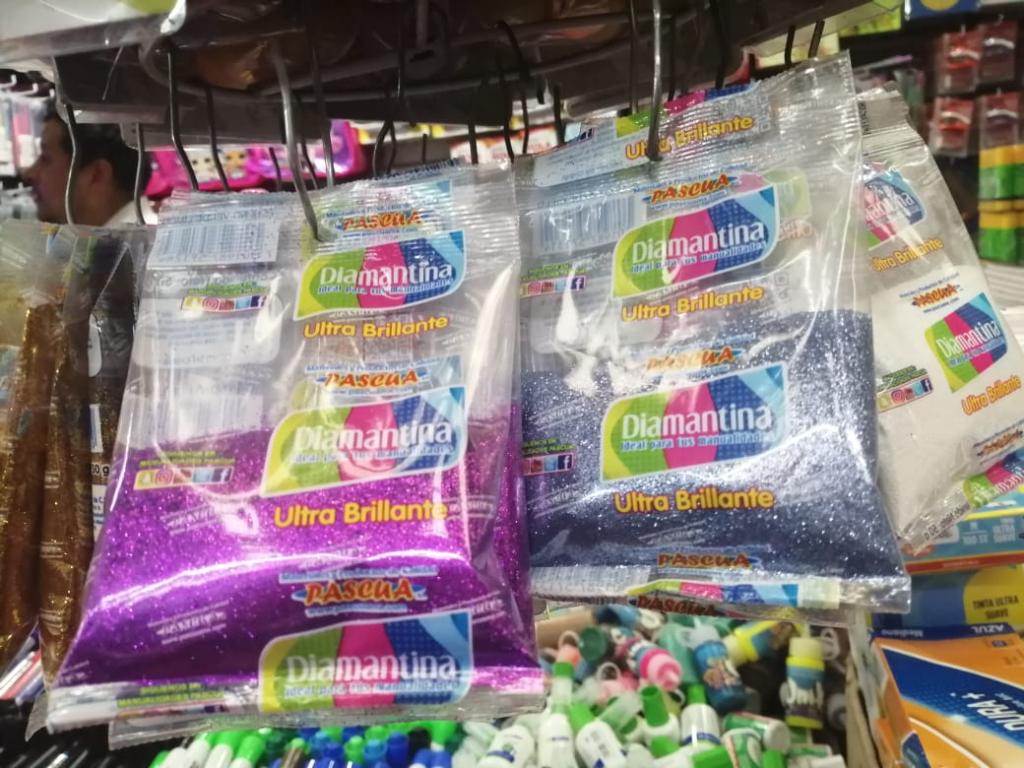 BOLSA CON DIAMANTINA DE 50 GRAMOS CADA BOLSA.