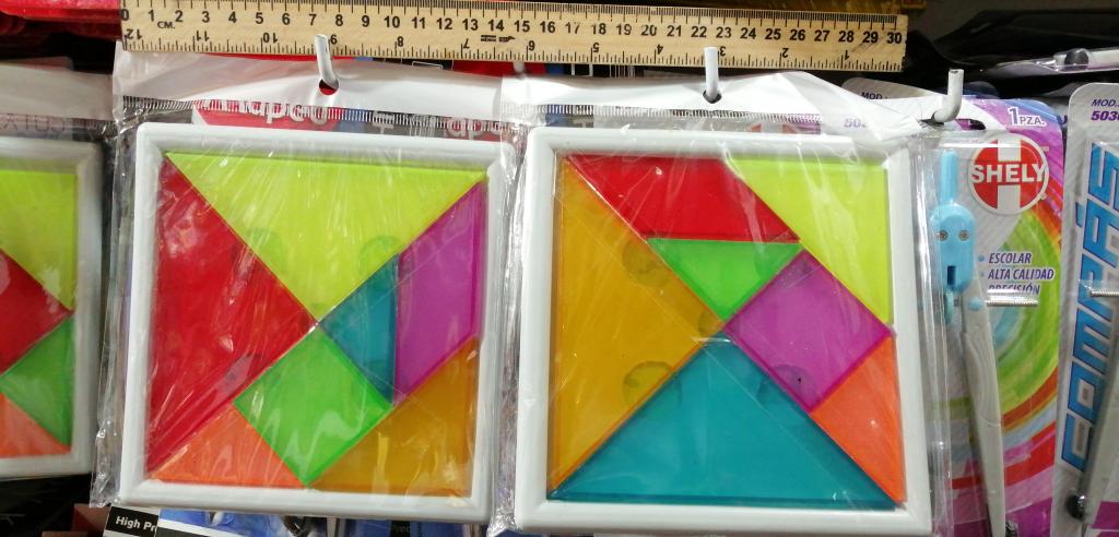 TANGRAM CON BASE DE PLASTICO