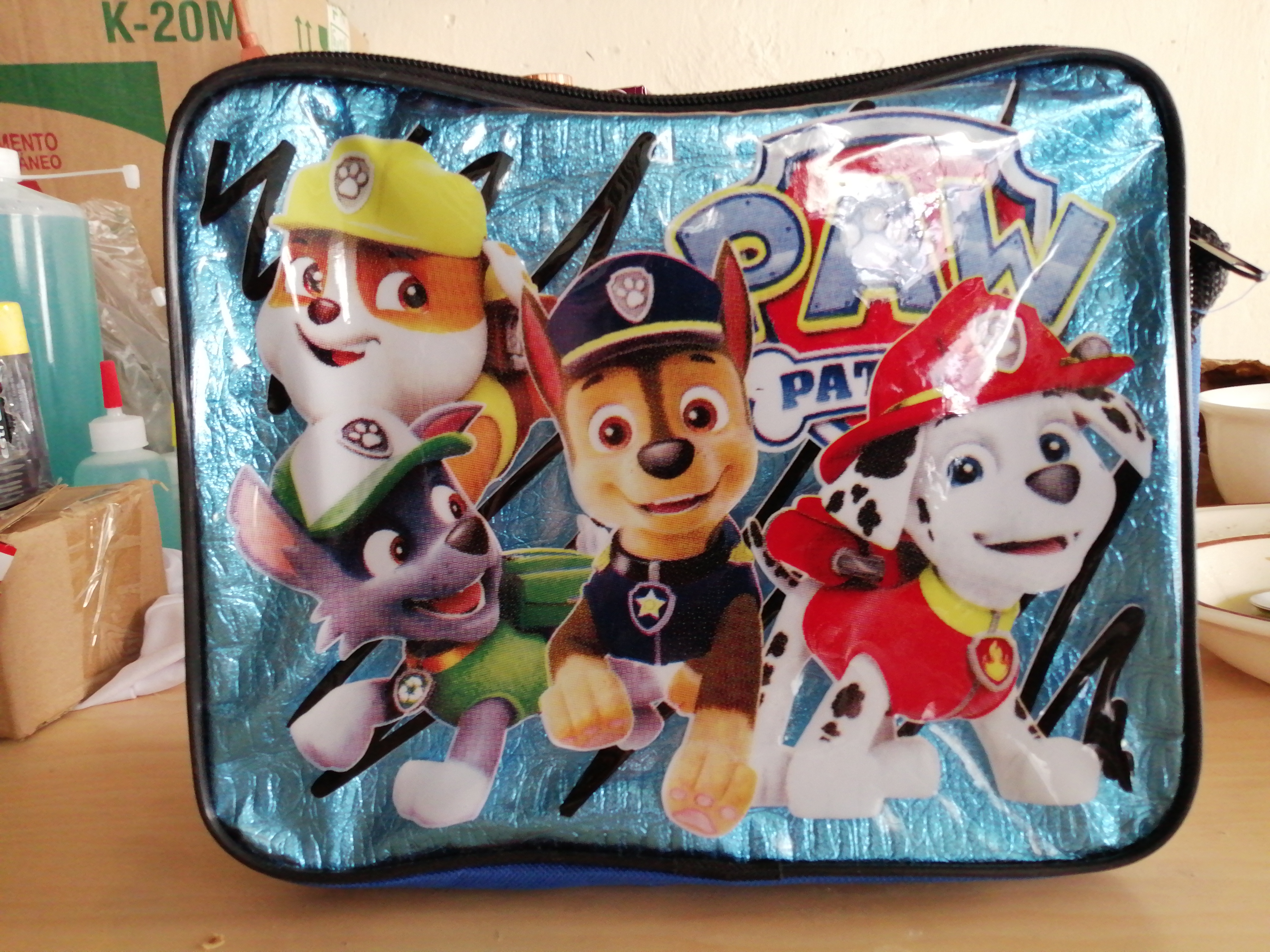 LONCHERA CON CIERRE HAY EN POLIESTER Y HAY EN TRANSPARENTE.