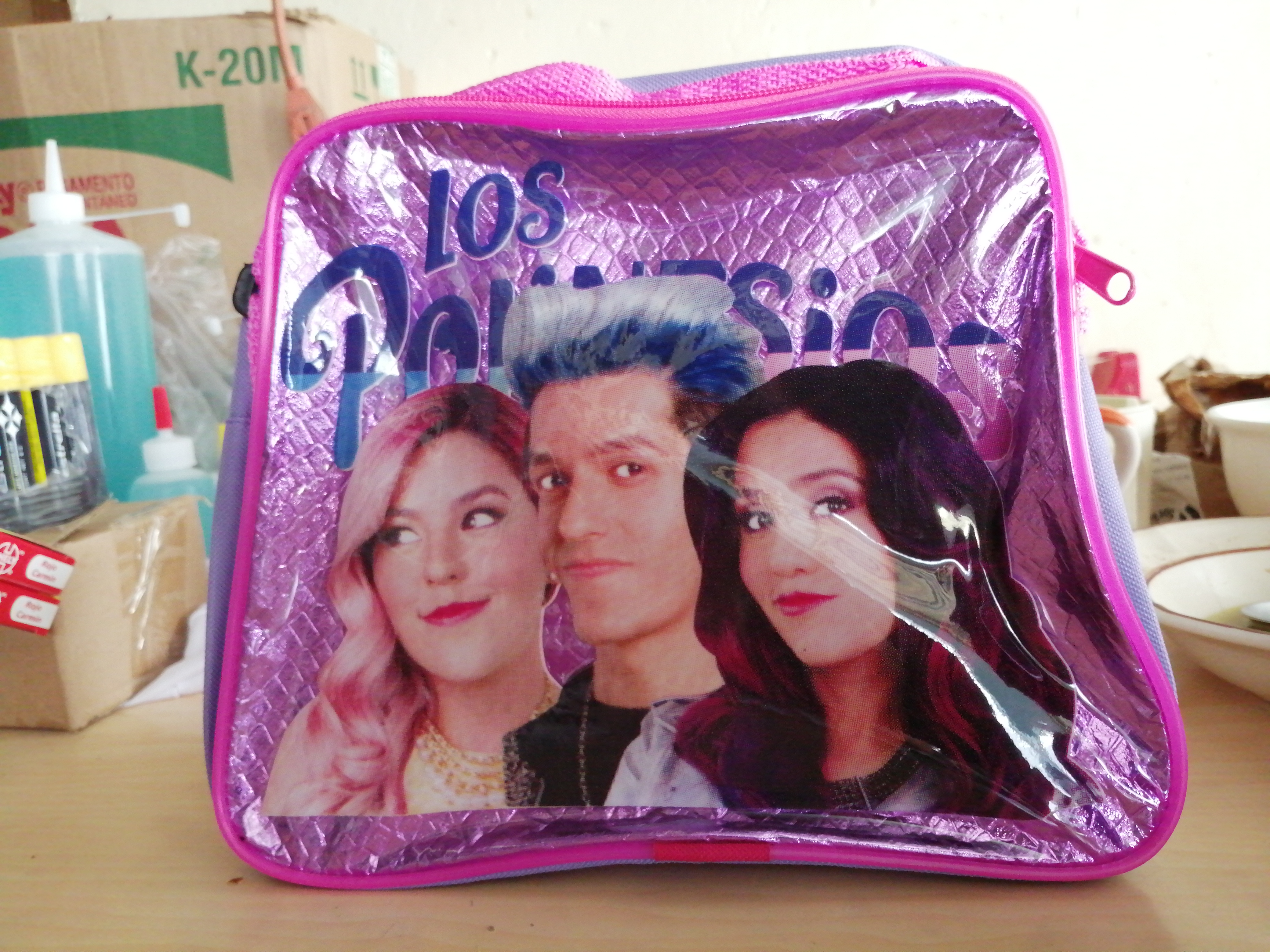 LONCHERA CON CIERRE HAY EN POLIESTER Y HAY EN TRANSPARENTE.