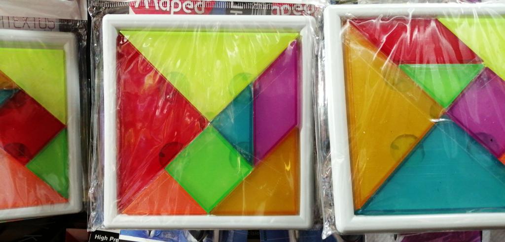 TANGRAM CON BASE DE PLASTICO